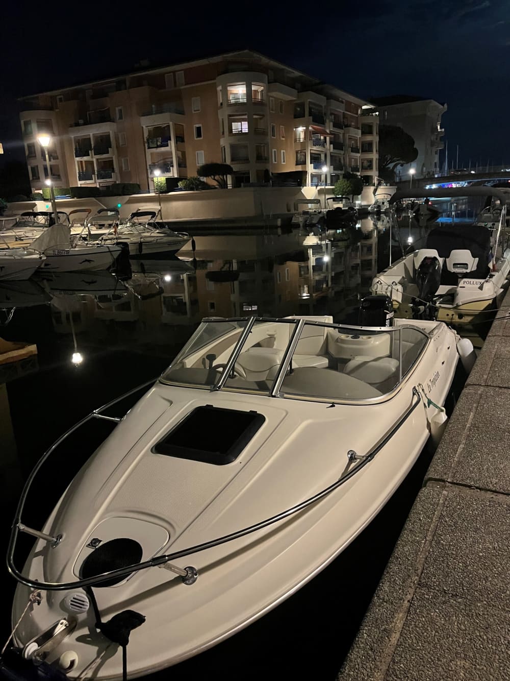 Disfruta del sol en una excursión en barco de 9 horas en Fréjus.