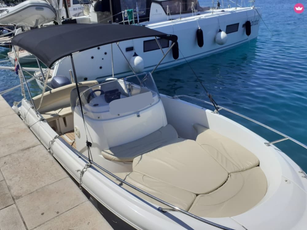 Ihr Tag in Makarska: Mieten Sie ein Motorboot für 9 Stunden Entdeckungstour