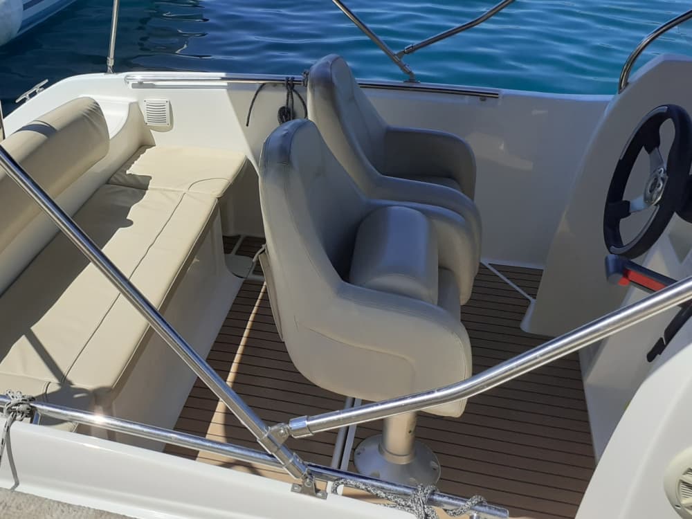 Ihr Tag in Makarska: Mieten Sie ein Motorboot für 9 Stunden Entdeckungstour