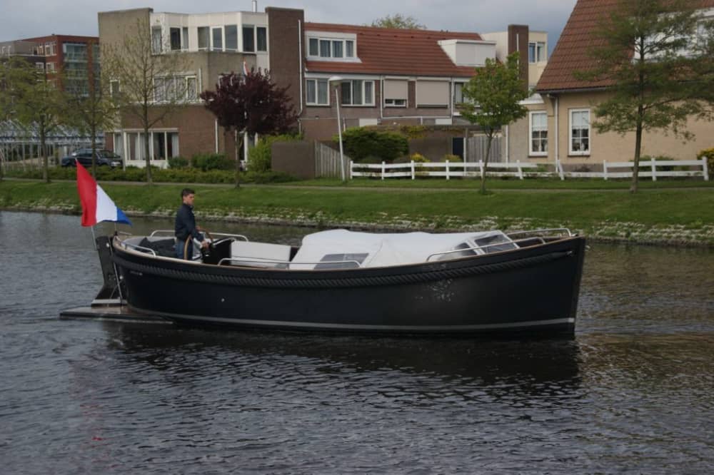 Esplora Rotterdam in mezza giornata: noleggia una barca a motore per 3 ore e 45 minuti.