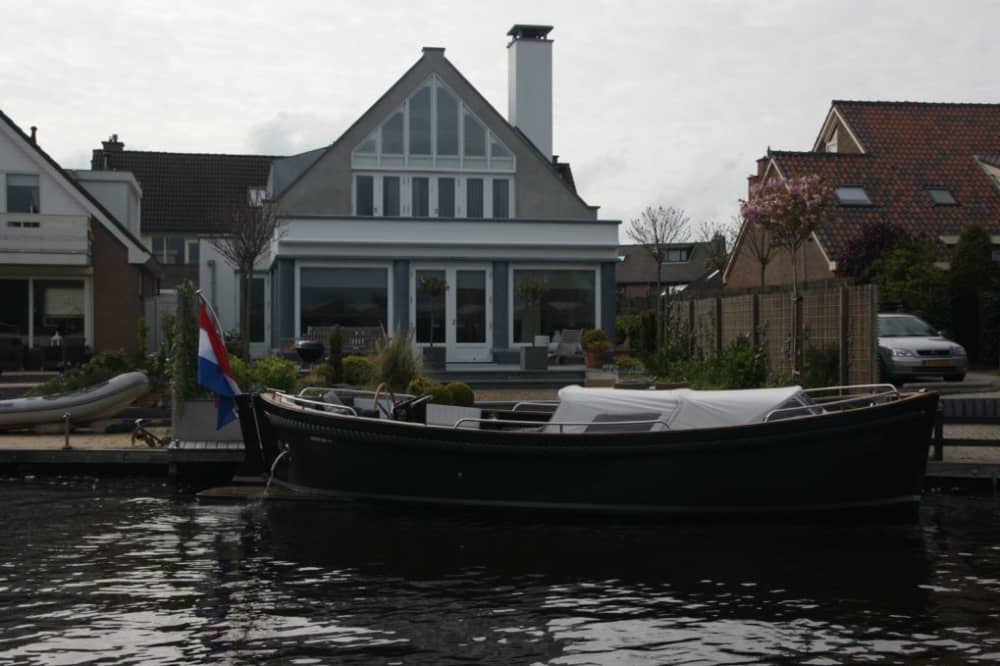 Esplora Rotterdam in mezza giornata: noleggia una barca a motore per 3 ore e 45 minuti.