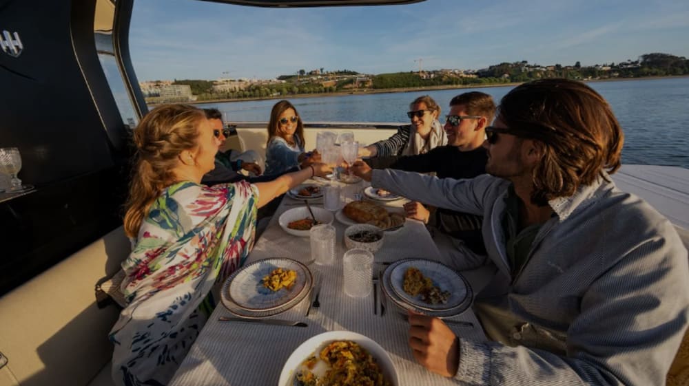 Embárcate en un crucero al atardecer de 2 horas por el estuario del Duero.