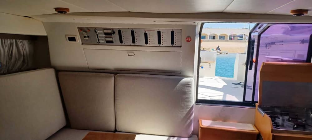 La tua giornata nella provincia di Crotone: noleggia una barca a motore per 9 ore alla scoperta della costa.