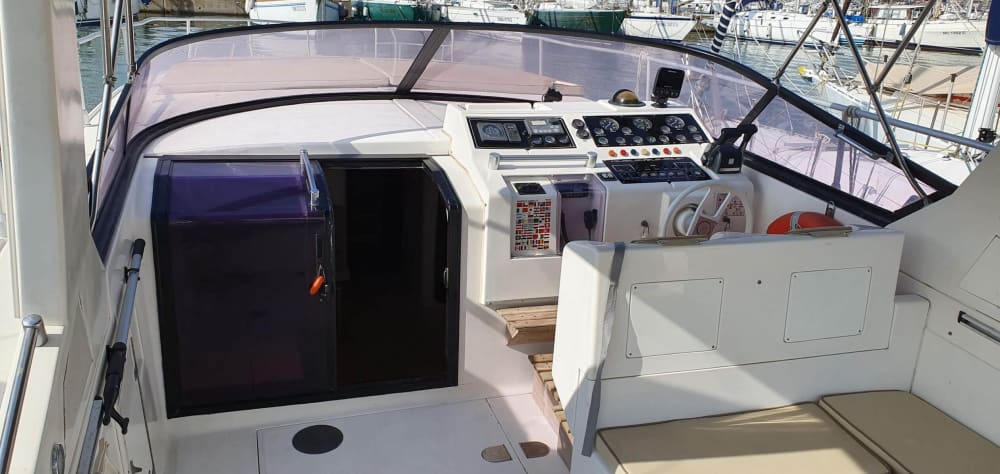 La tua giornata nella provincia di Crotone: noleggia una barca a motore per 9 ore alla scoperta della costa.