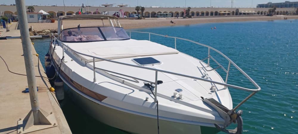 La tua giornata nella provincia di Crotone: noleggia una barca a motore per 9 ore alla scoperta della costa.