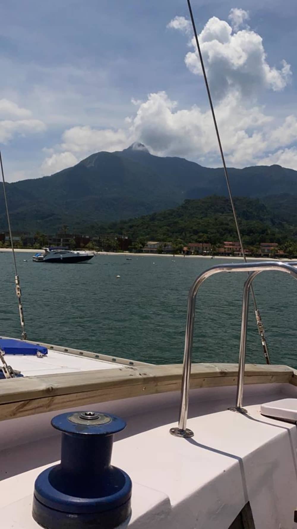 Erleben Sie Angra dos Reis wie nie zuvor auf einem Katamaran