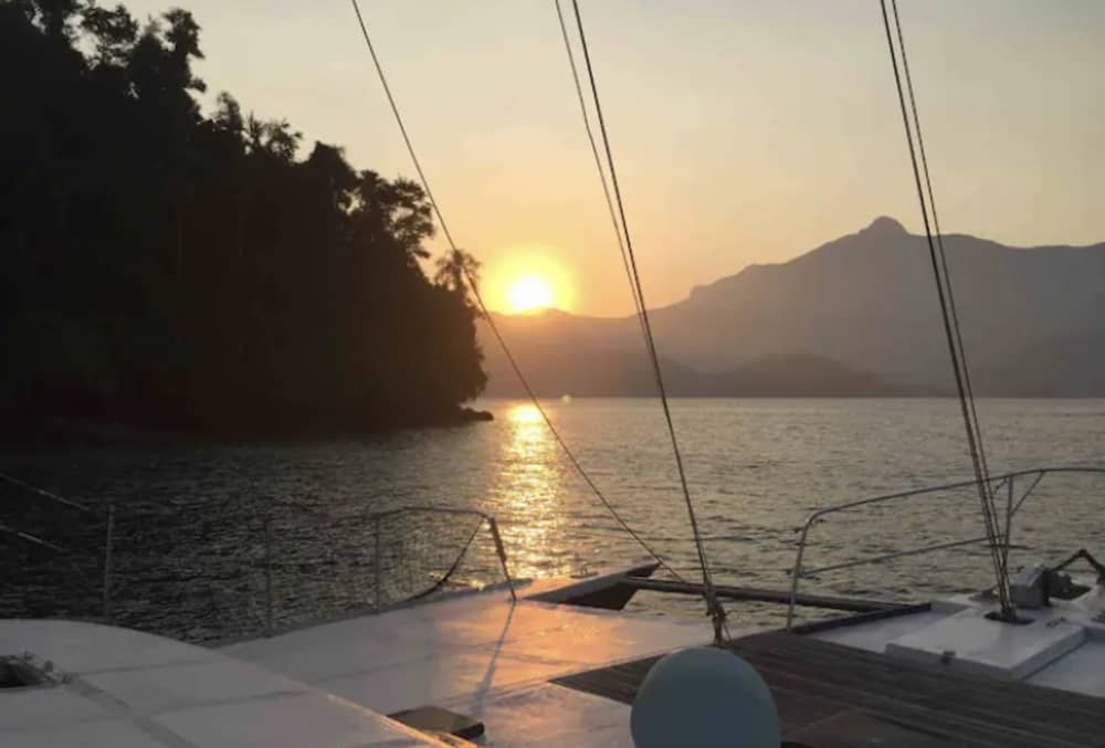 Ζήστε την εμπειρία του Angra dos Reis όπως ποτέ άλλοτε με καταμαράν