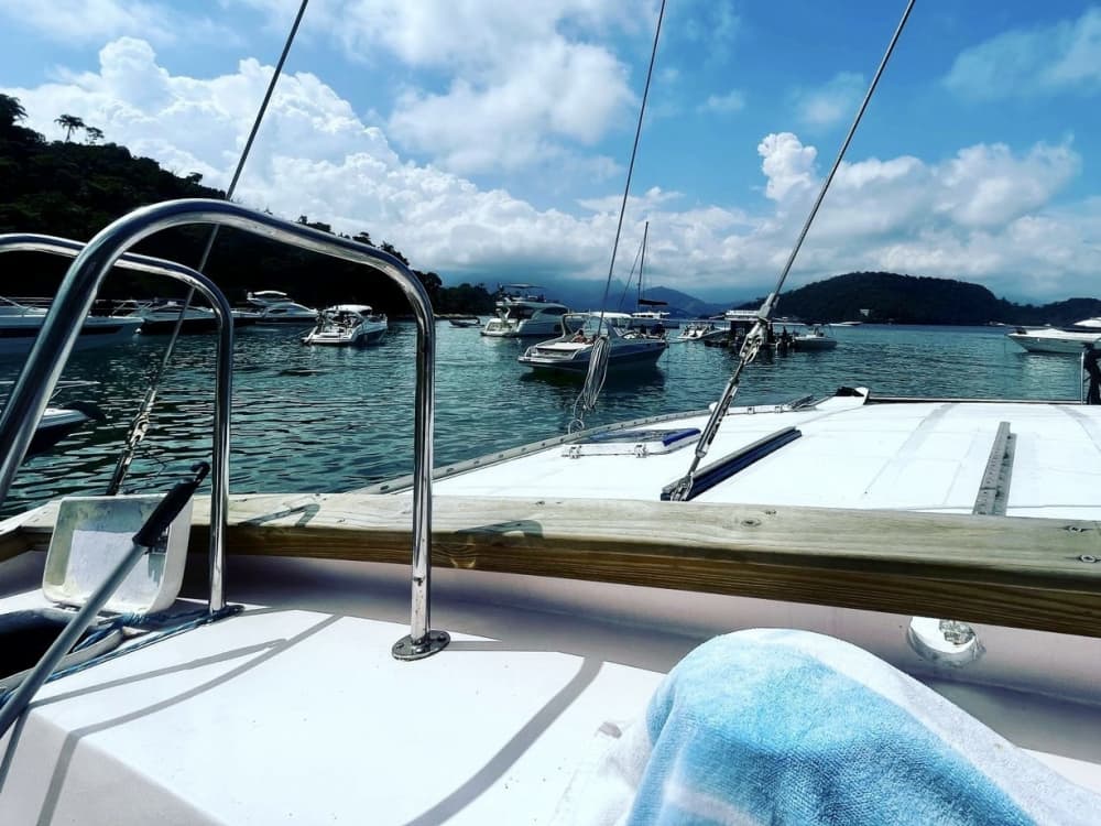 Viva uma experiência inesquecível em Angra dos Reis a bordo de um catamarã.