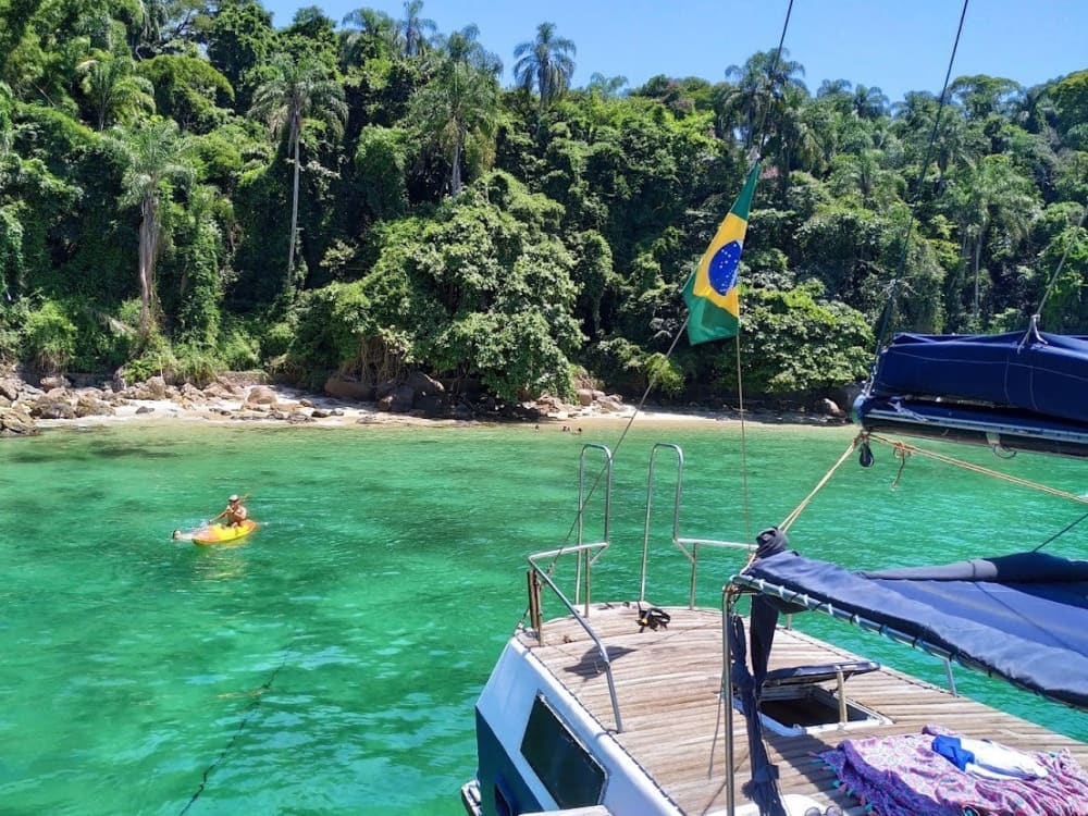 Scoprite Angra dos Reis come mai prima d'ora a bordo di un catamarano.