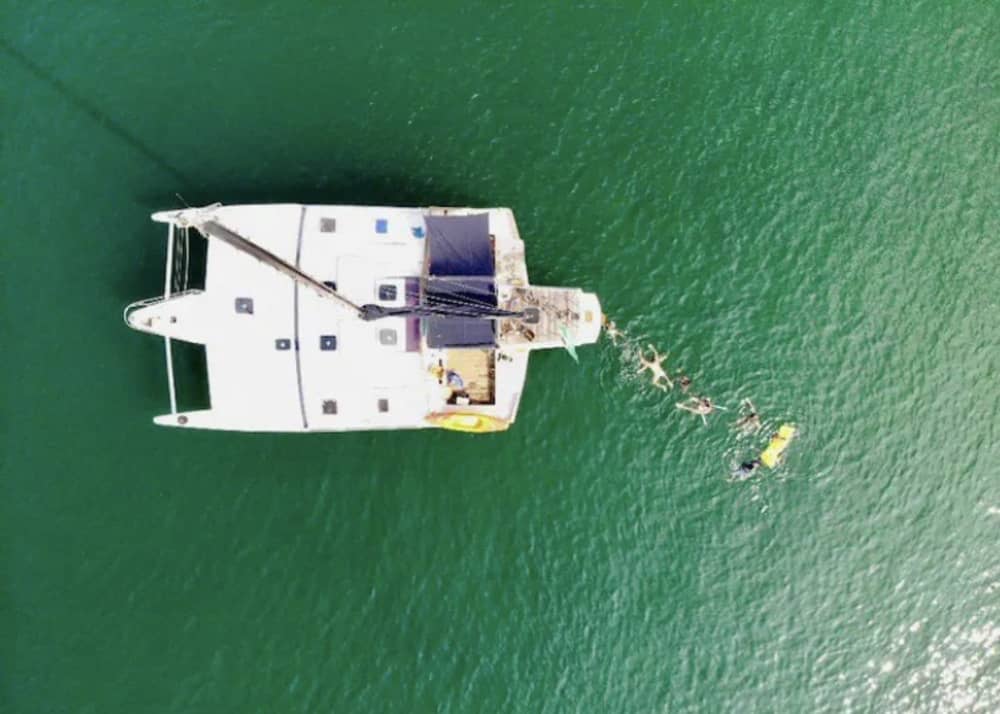 Angra dos Reis'i daha önce hiç olmadığı gibi bir katamaranla deneyimleyin.