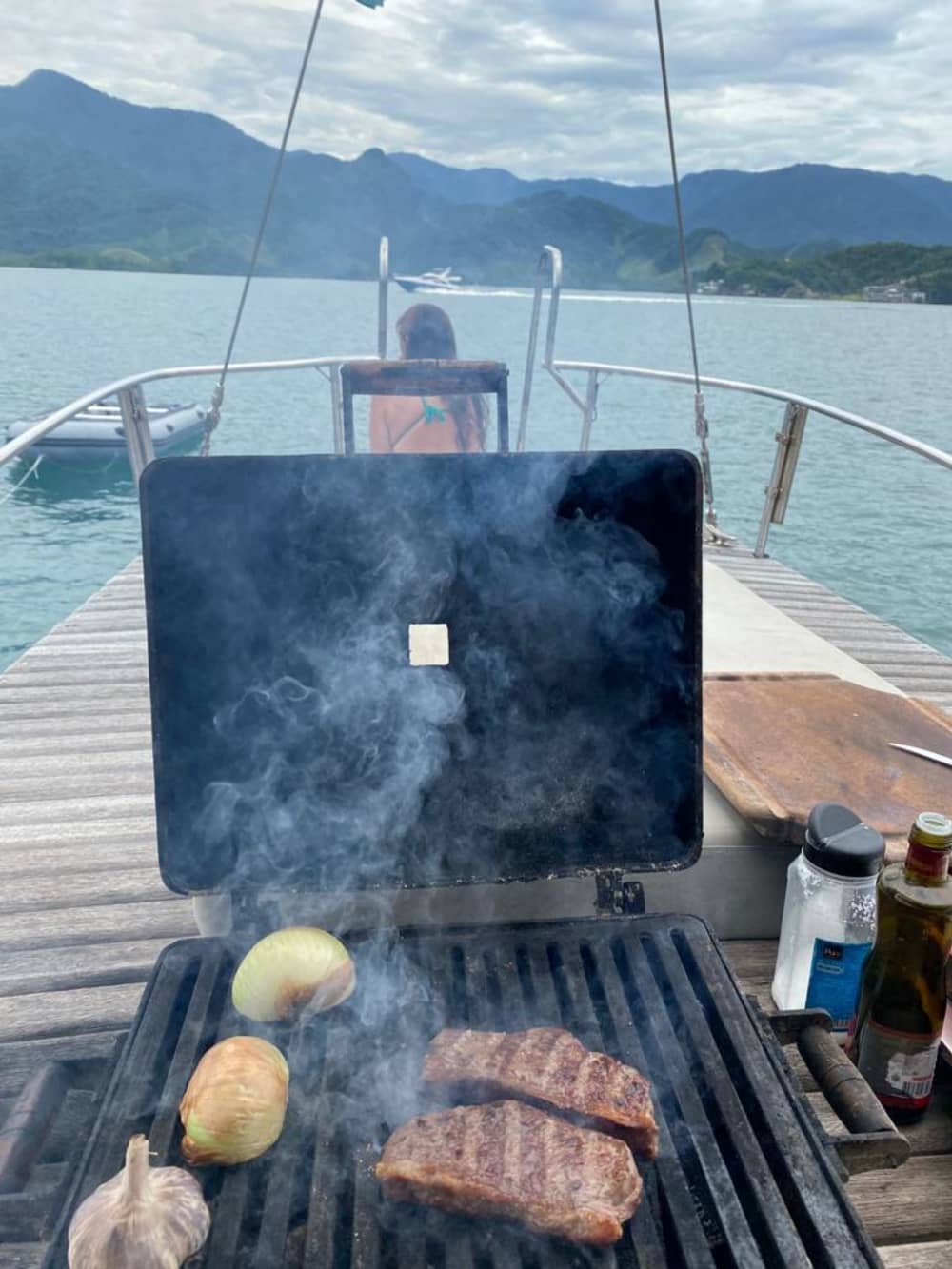 Scoprite Angra dos Reis come mai prima d'ora a bordo di un catamarano.