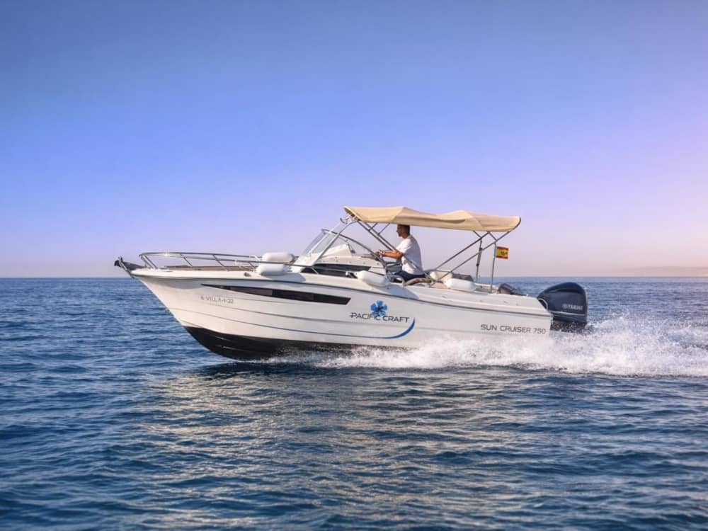 Boat rental with skipper for 8 hours in Palma de Mallorca 🚤 Fuel included, crystal clear coves and snorkeling