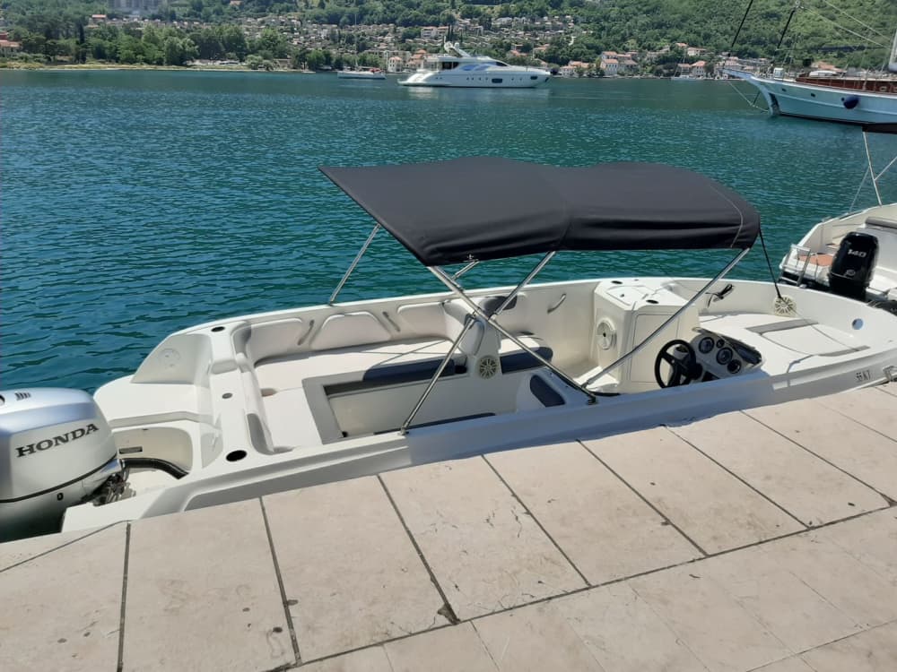 Dedica mezza giornata al relax su un motoscafo a Kotor.