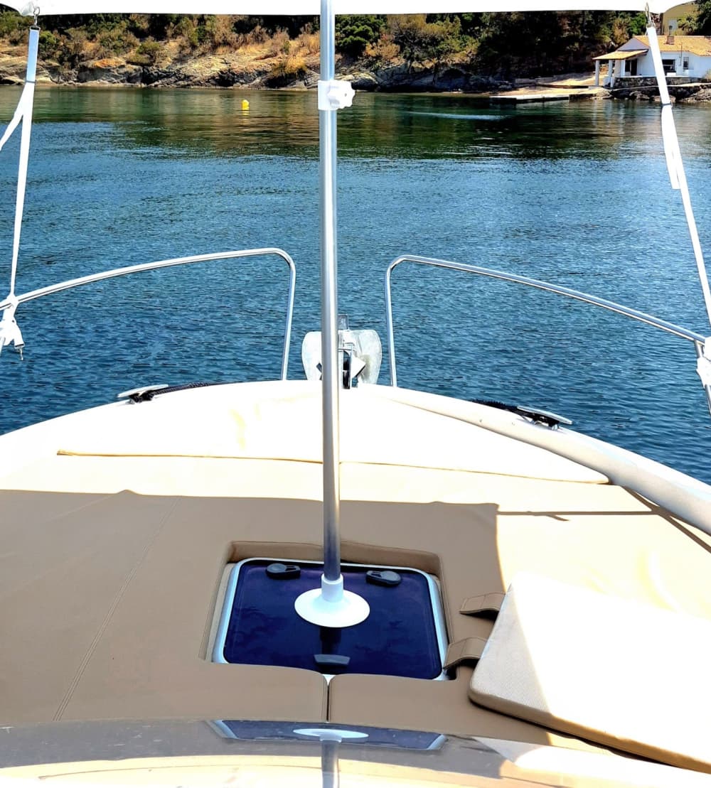 Descubre Fréjus en una excursión de un día completo en lancha motora.