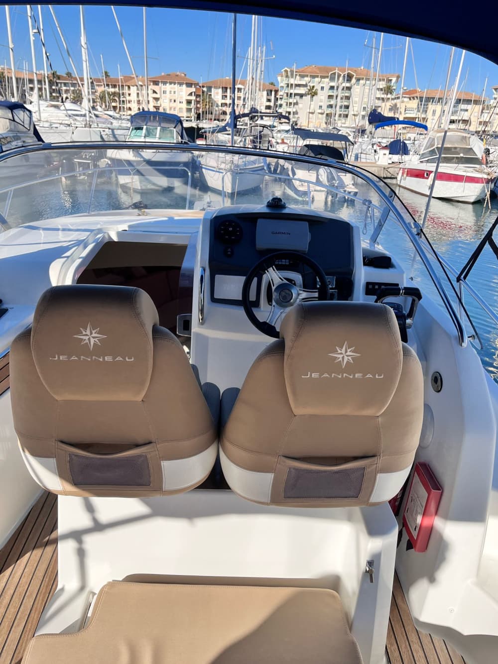 Descubre Fréjus en una excursión de un día completo en lancha motora.