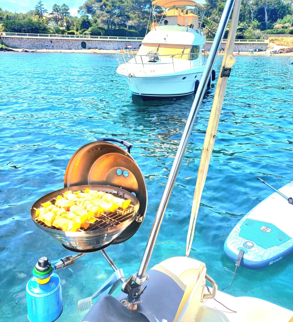 Descubre Fréjus en una excursión de un día completo en lancha motora.