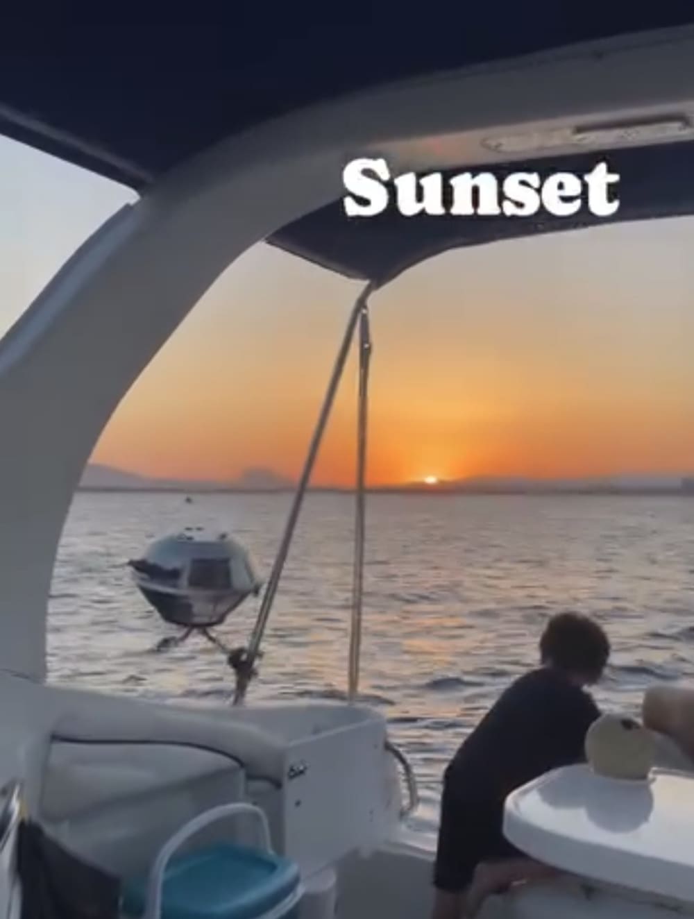 Descubre Fréjus en una excursión de un día completo en lancha motora.