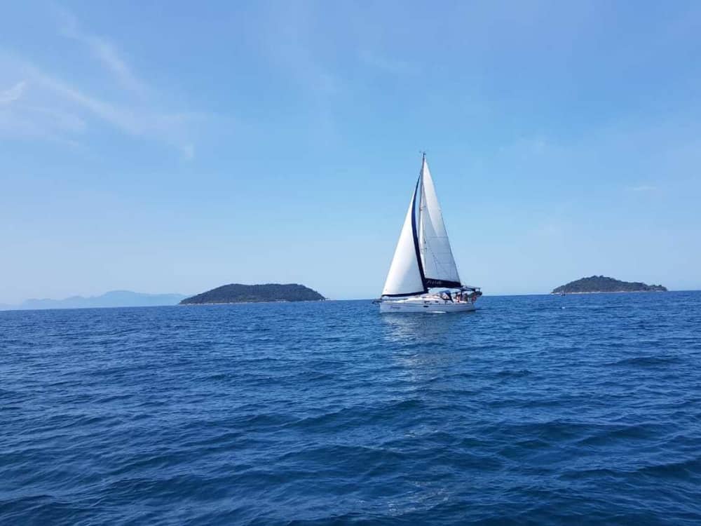 Breng 7 uur door met zeilen rond Paraty op een zeilboot.