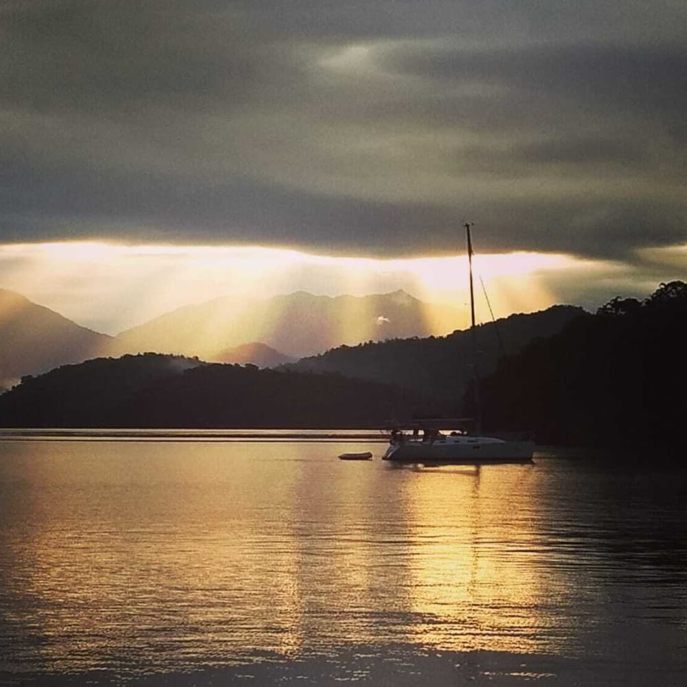 Breng 7 uur door met zeilen rond Paraty op een zeilboot.