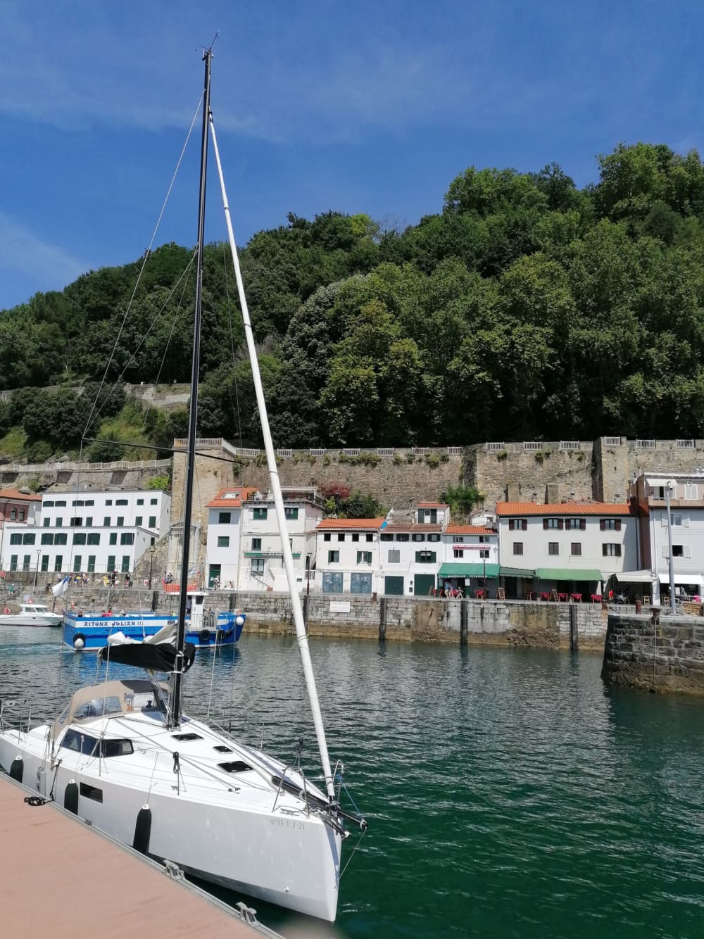Prepare-se para a alegria: um dia inteiro de navegação autêntica em Donostia-San Sebastián a bordo de um veleiro.