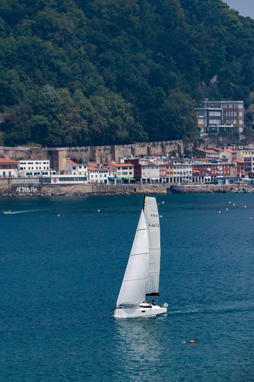 Prepare-se para a alegria: um dia inteiro de navegação autêntica em Donostia-San Sebastián a bordo de um veleiro.