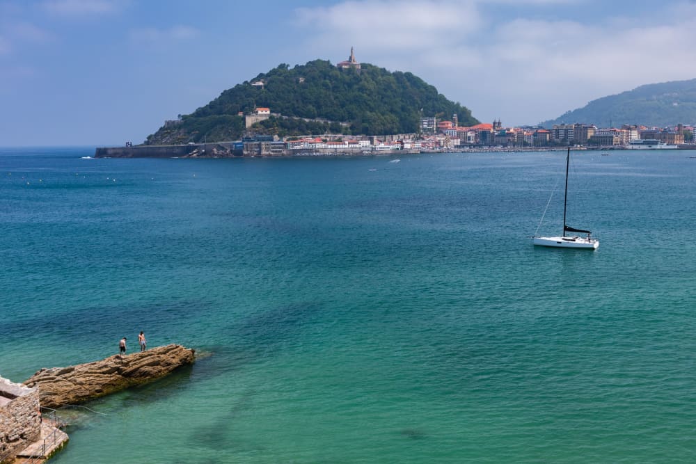 Prepare-se para a alegria: um dia inteiro de navegação autêntica em Donostia-San Sebastián a bordo de um veleiro.
