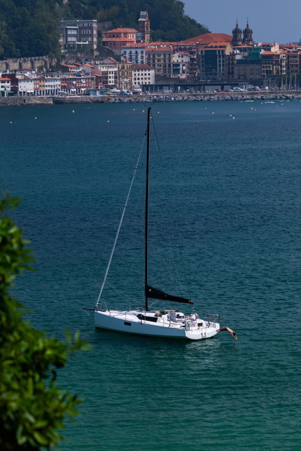 Prepare-se para a alegria: um dia inteiro de navegação autêntica em Donostia-San Sebastián a bordo de um veleiro.