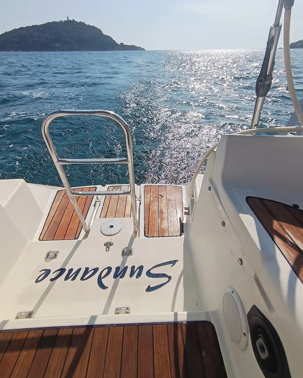 Zet koers naar plezier: een hele dag authentiek zeilen in La Spezia op een zeilboot.