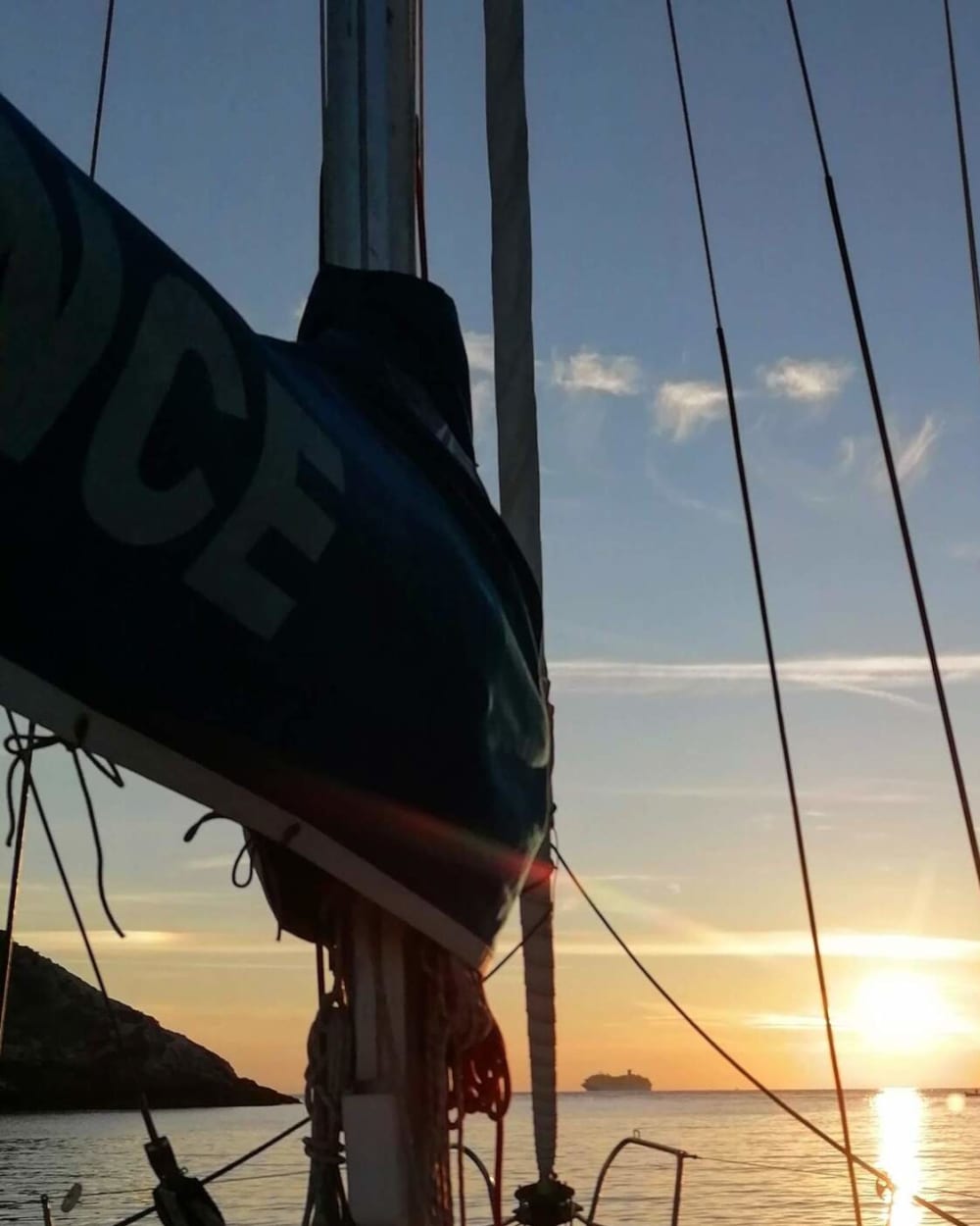 Zet koers naar plezier: een hele dag authentiek zeilen in La Spezia op een zeilboot.