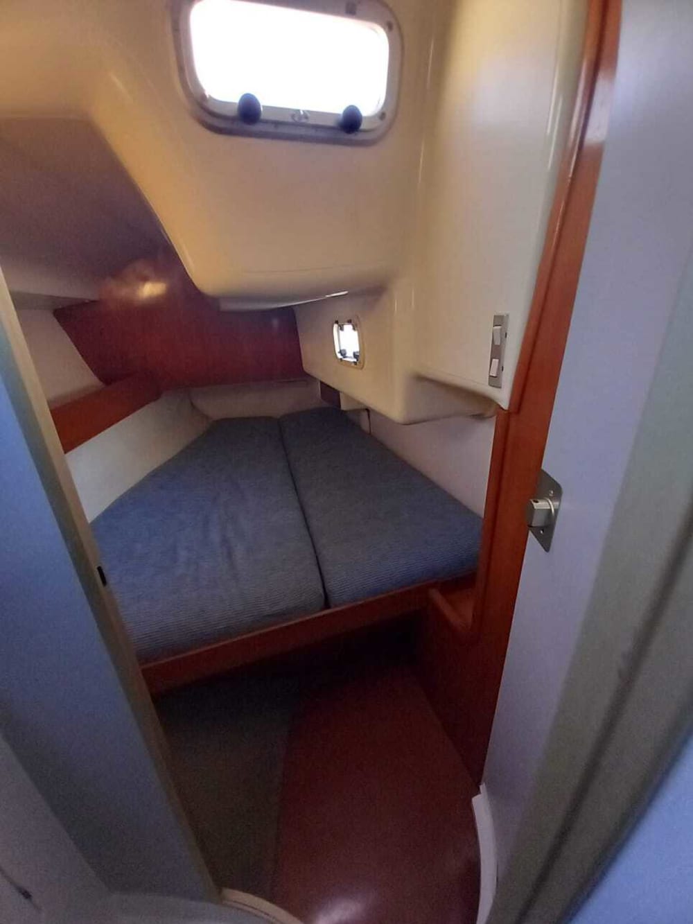 Zet koers naar plezier: een hele dag authentiek zeilen in La Spezia op een zeilboot.