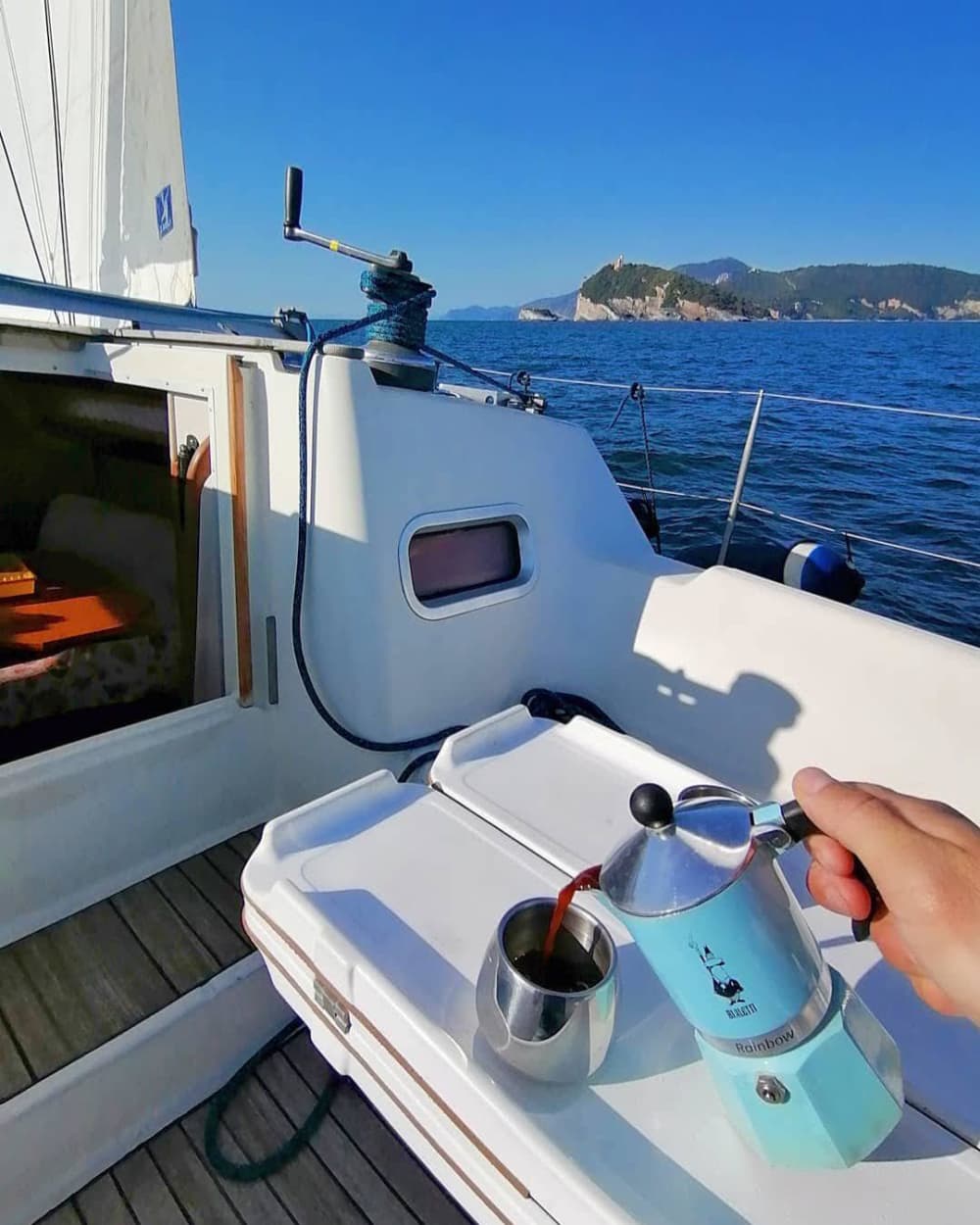 Zet koers naar plezier: een hele dag authentiek zeilen in La Spezia op een zeilboot.