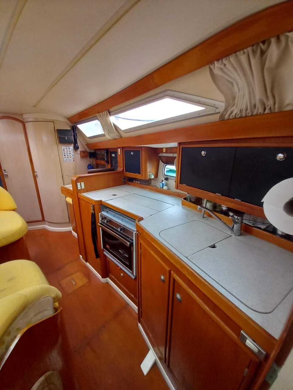 Pon rumbo a la alegría: Un día completo de navegación auténtica en La Spezia a bordo de un velero.