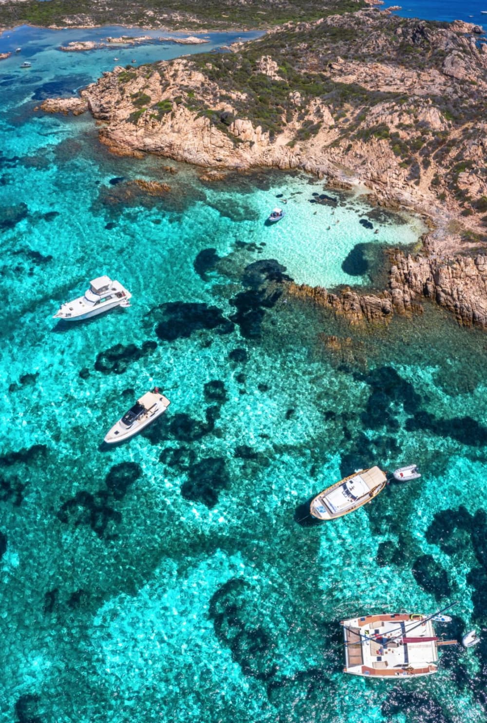 Paradiso Turchese: Scopri la Costa Smeralda in Motoscafo