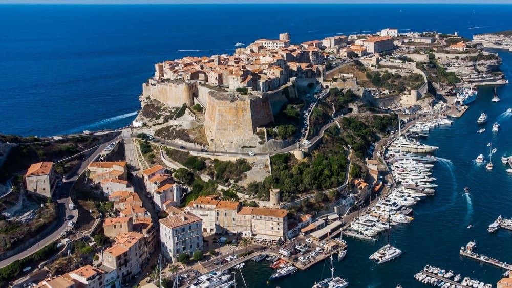 Esclusivo tour in barca di un giorno intero: esplora la spettacolare costa di Bonifacio