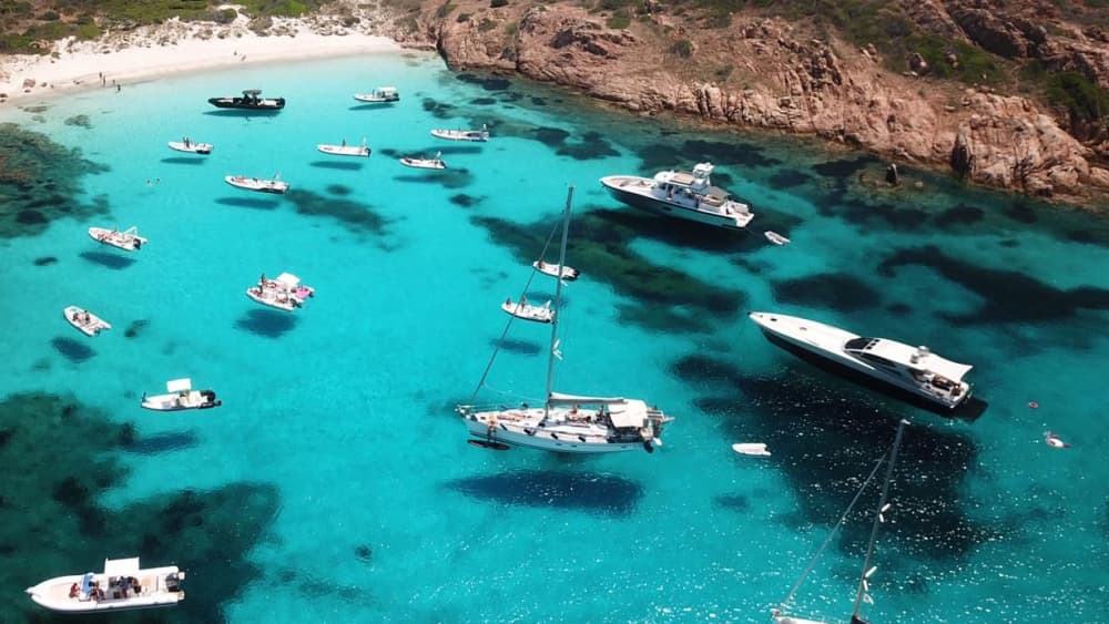 Paradiso Turchese: Scopri la Costa Smeralda in Motoscafo