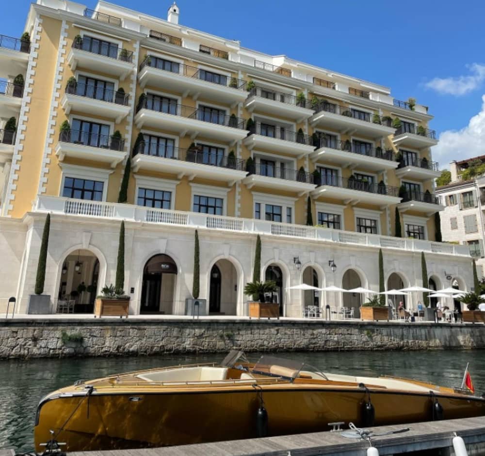 Scopri Tivat con un'escursione di un'intera giornata in motoscafo.