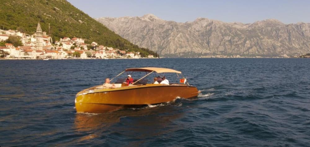 Scopri Tivat con un'escursione di un'intera giornata in motoscafo.