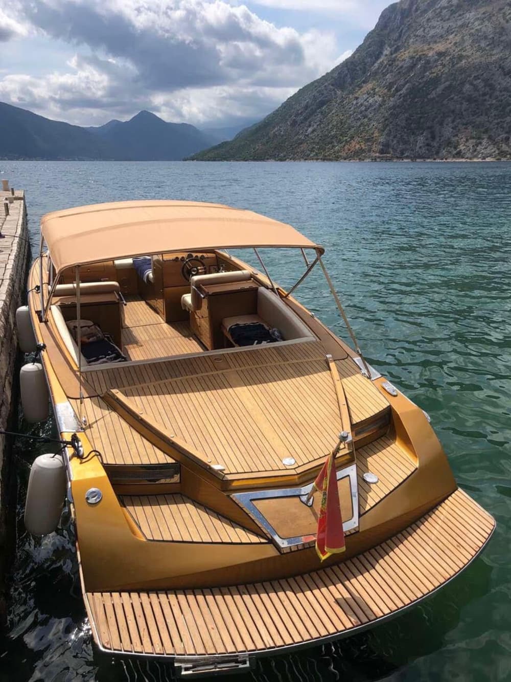 Scopri Tivat con un'escursione di un'intera giornata in motoscafo.