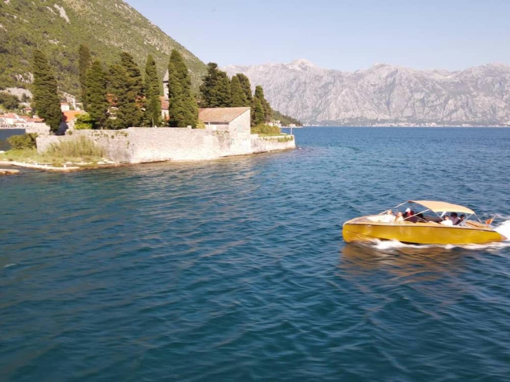Scopri Tivat con un'escursione di un'intera giornata in motoscafo.