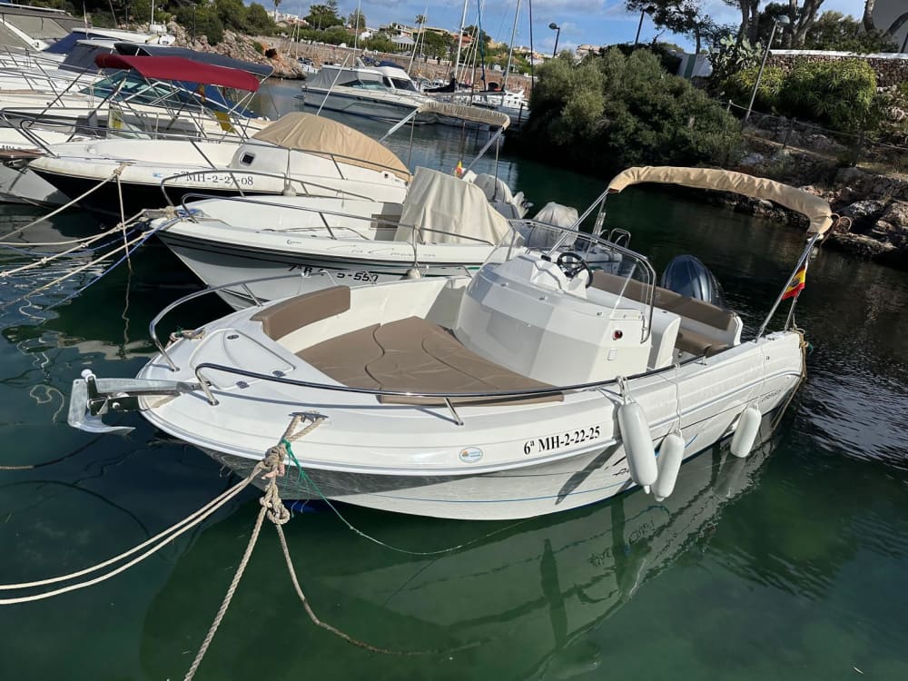 Scopri Ciutadella de Menorca: un'intera giornata di sole su un motoscafo