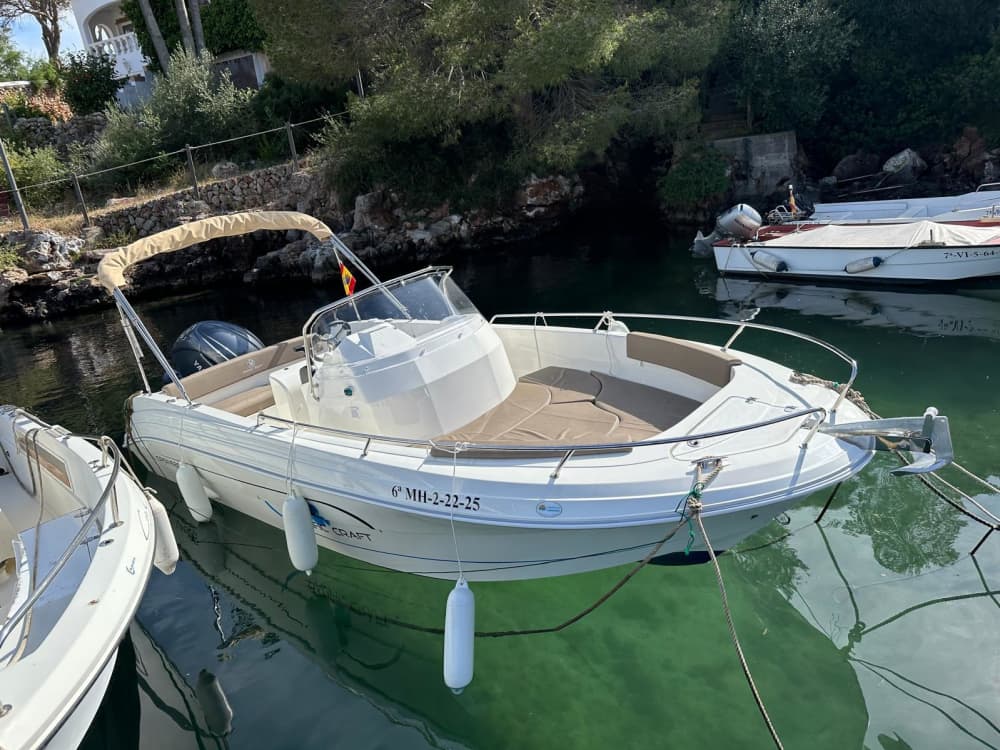 Scopri Ciutadella de Menorca: un'intera giornata di sole su un motoscafo