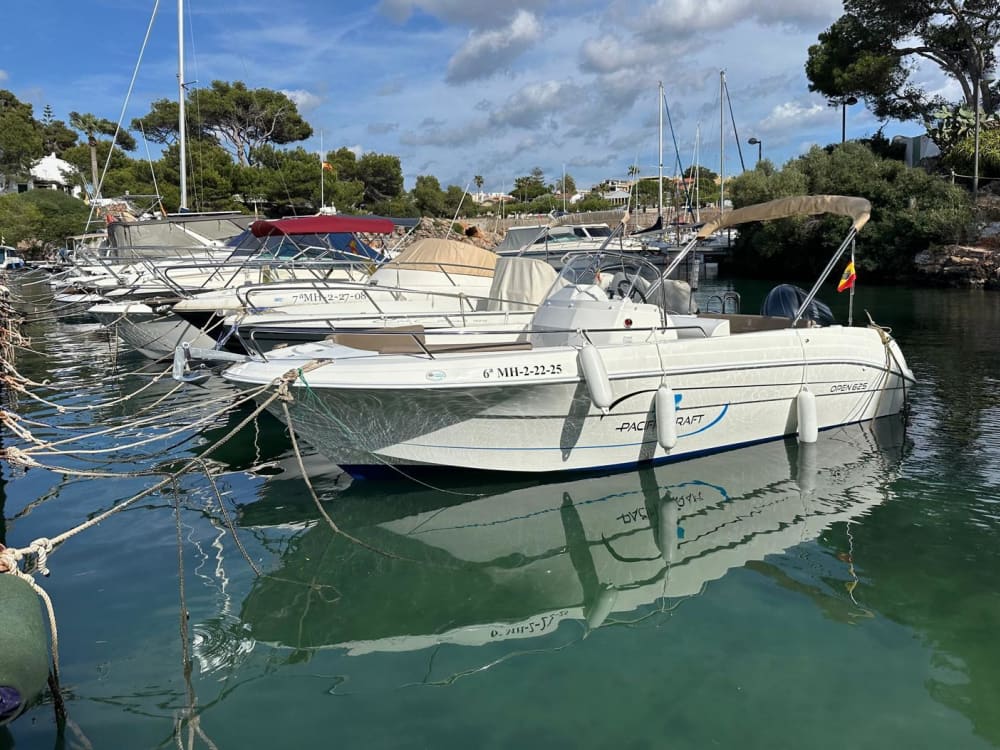 Scopri Ciutadella de Menorca: un'intera giornata di sole su un motoscafo