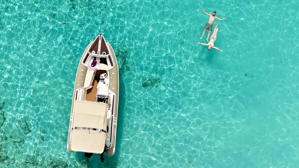 Desfrute de 8 horas de passeio de lancha para explorar Sivota!