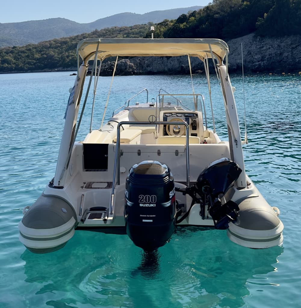 Goditi 9 ore a bordo di un motoscafo per esplorare Syvota