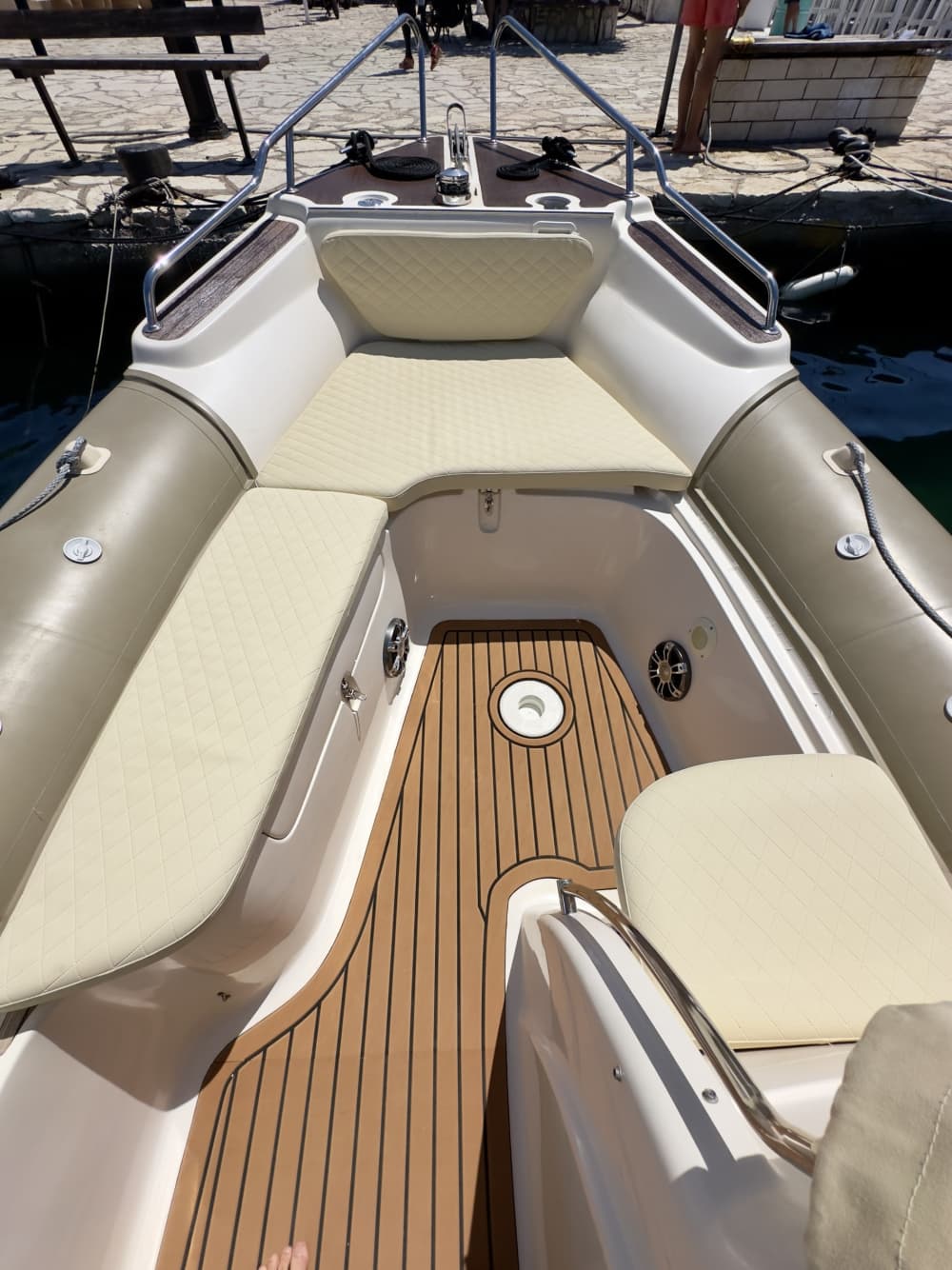 Goditi 9 ore a bordo di un motoscafo per esplorare Syvota