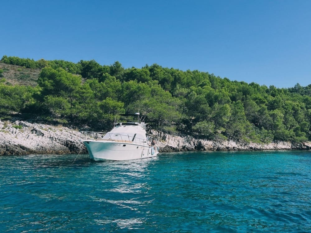 La tua giornata a Medulin: noleggia una barca a motore per 6 ore alla scoperta del mondo.