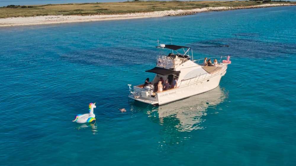 La tua giornata a Medulin: noleggia una barca a motore per 6 ore alla scoperta del mondo.