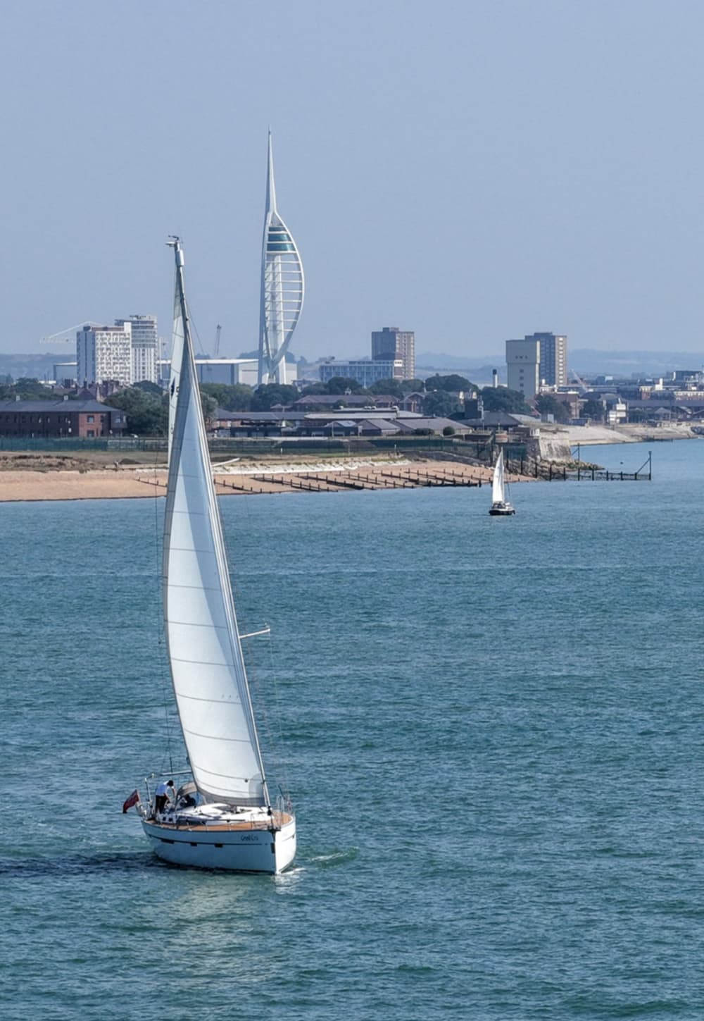 Utforska Gosport och njut av en heldags segling på en segelbåt