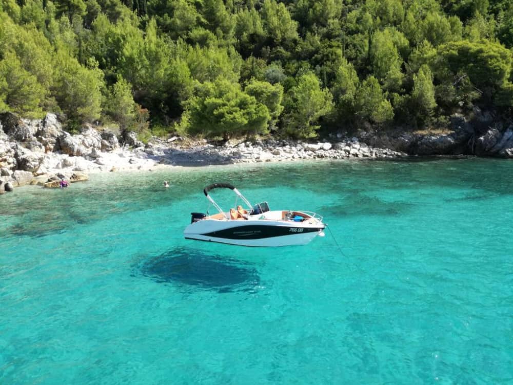 Noleggia una barca a motore per 4 ore di divertimento.