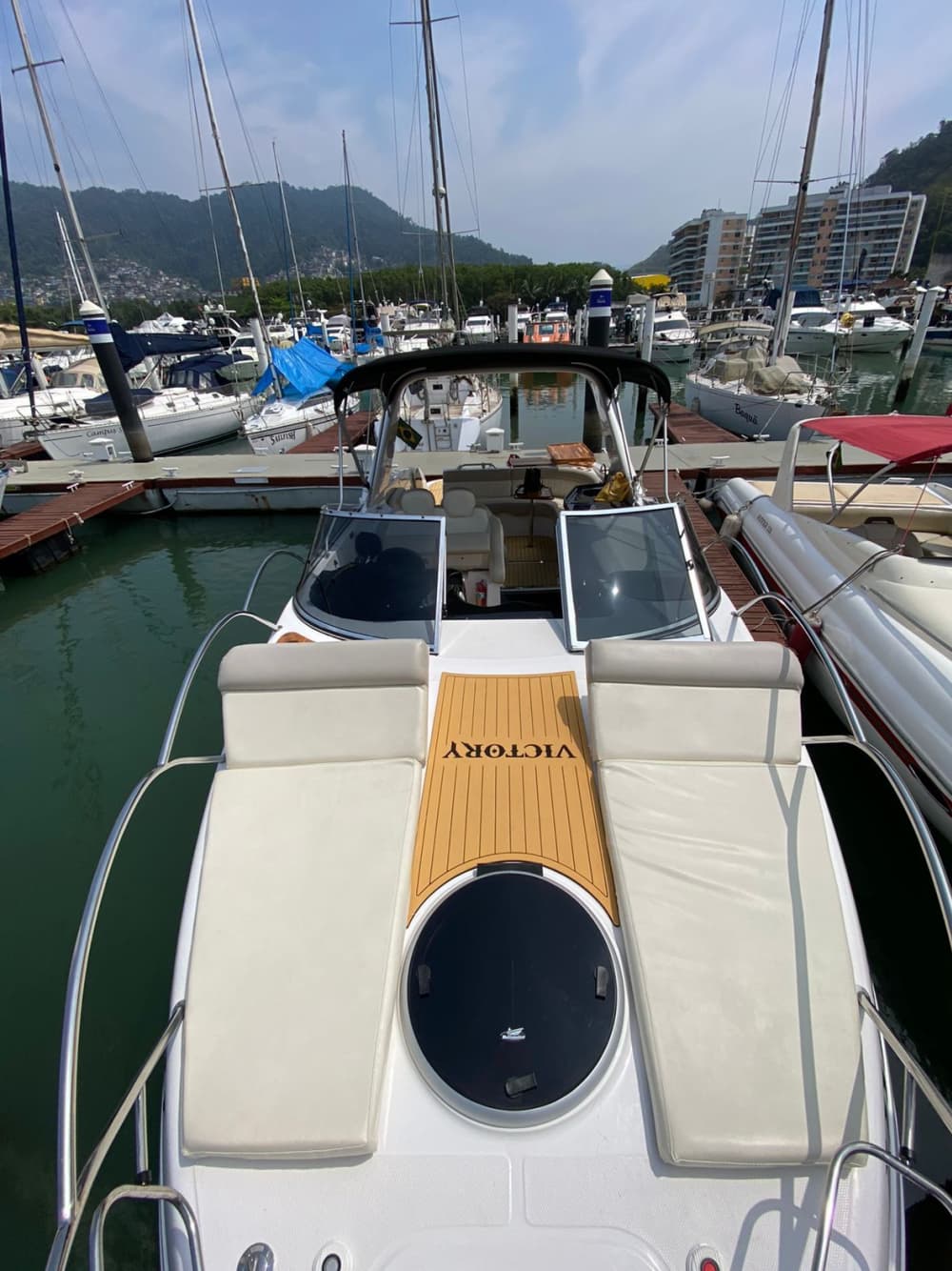 Verken Angra dos Reis per boot: een hele dag op het water aan boord van een motorboot.
